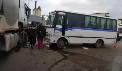 Manisa’da Süt Kamyonu ile Servis Minibüsü Çarpıştı: 9 Yaralı