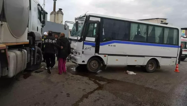 Manisa’da Süt Kamyonu ile Servis Minibüsü Çarpıştı: 9 Yaralı